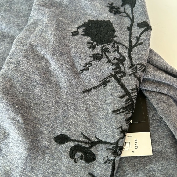 Simply Vera Wang NWT Soft Knit Top Floral Embroidery on Sleeves - Picture 5 of 7